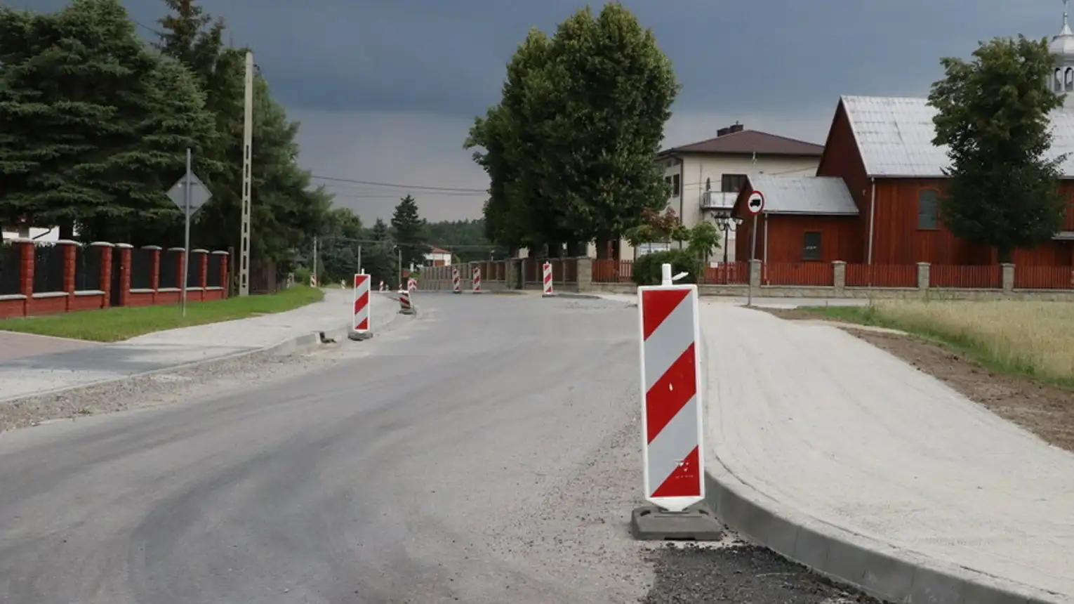 Powiatowy Zarząd Dróg w Mielcu realizuje obecnie przebudowę dróg powiatowych w miejscowościach Złotniki, Chorzelów i Jamy.