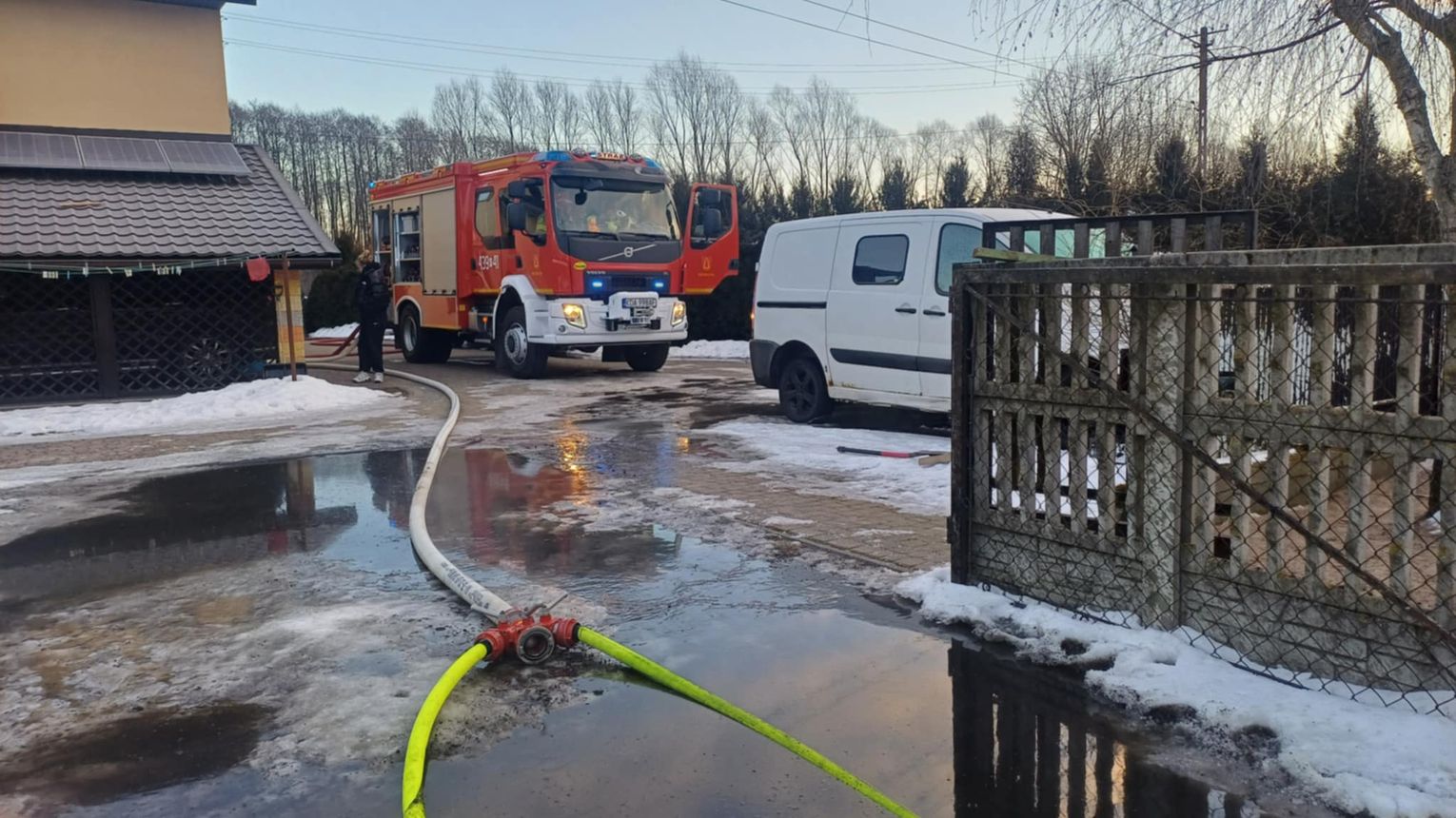 Pożar domu i samochodu w powiecie dąbrowskim. Dwie akcje w niedzielny poranek!