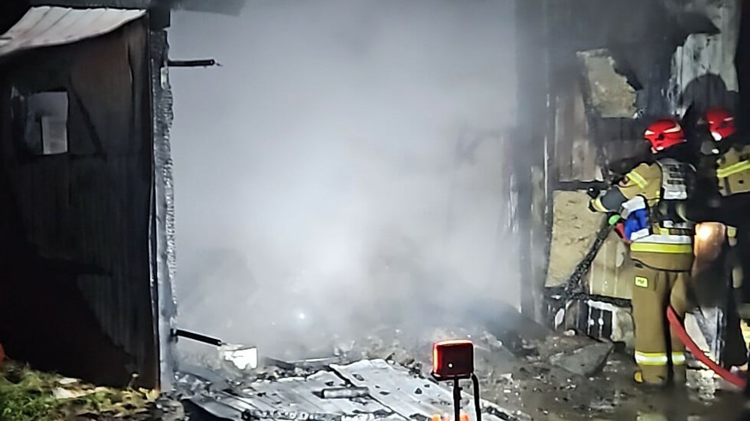 Pożar garażu w Goleszowie. Miało dojść do wybuchu