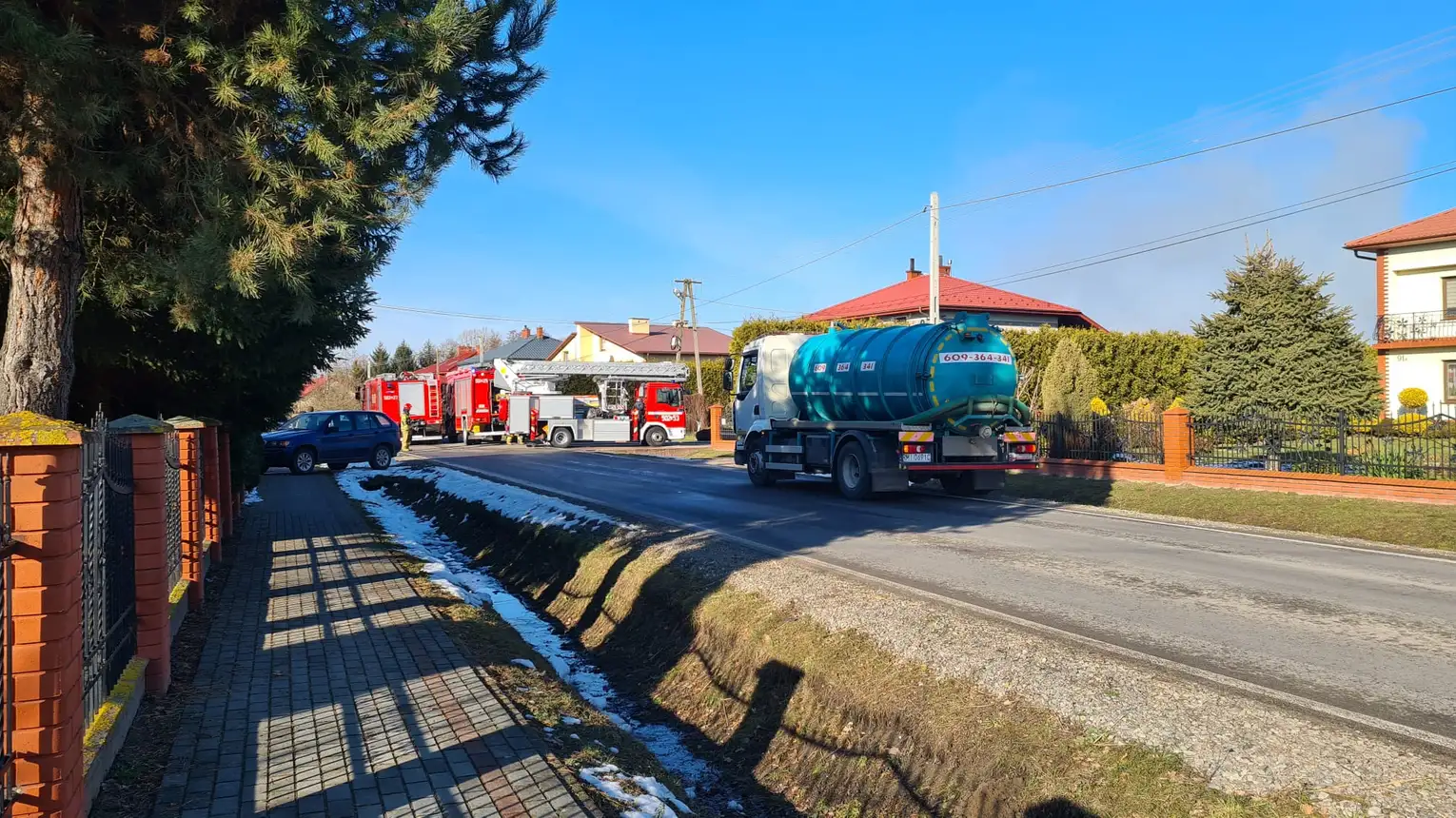 Pożar w Jamach. Instalacja fotowoltaiczna i budynek gospodarczy w ogniu