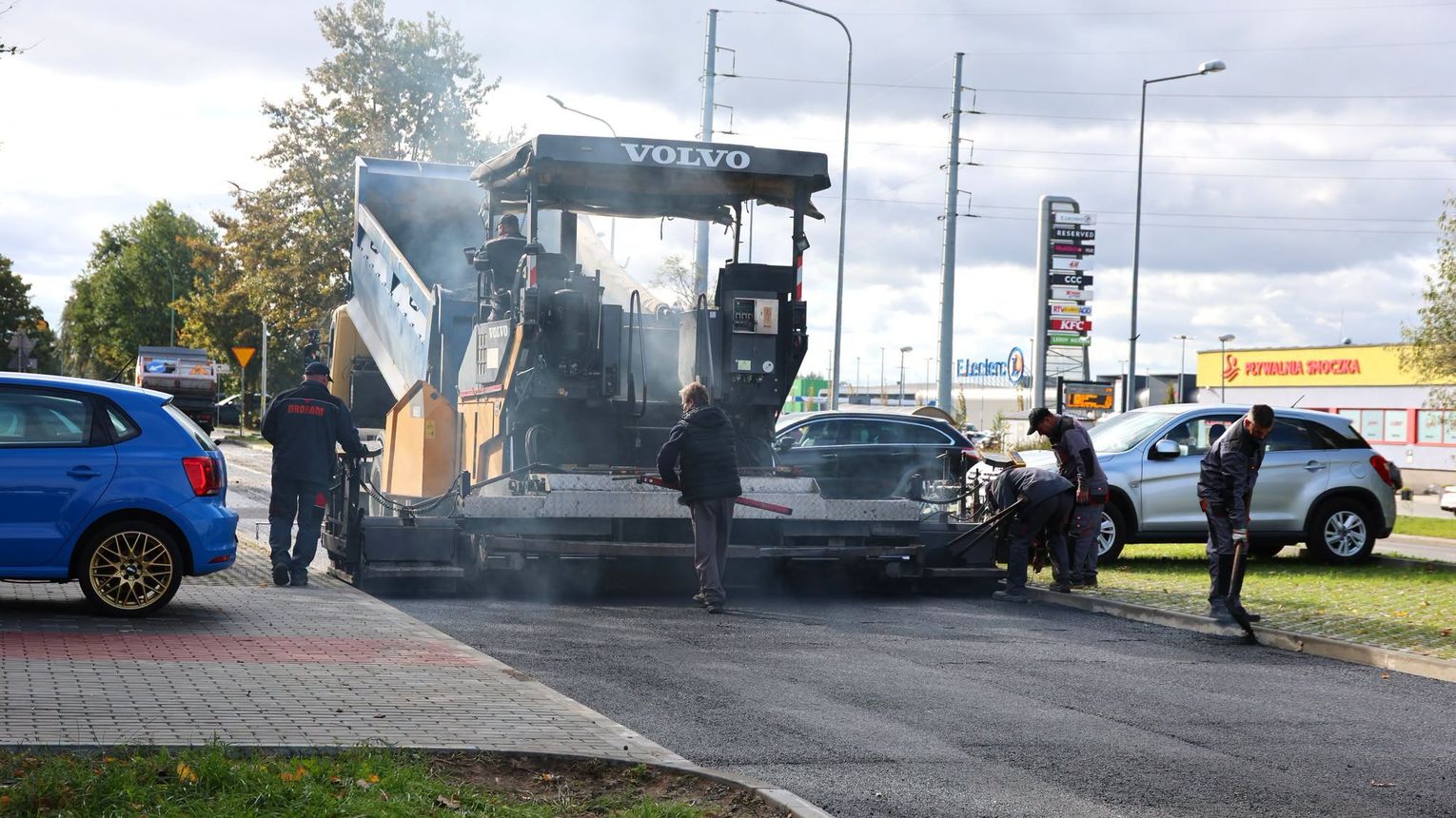 Przebudowa ulicy Warneńczyka zmierza do końca. Nowy asfalt już na drodze