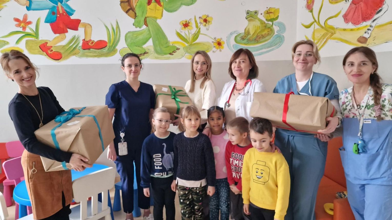 Przedszkolaki z PM 3 z prezentami dla małychpacjentów