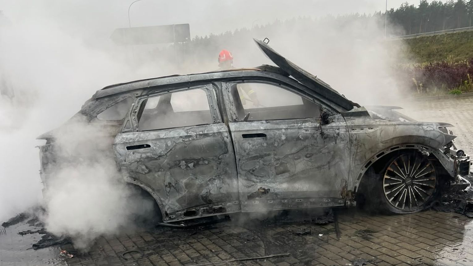 Samochód stanął w płomieniach. Policjanci pomogli rodzinie opuścić pojazd