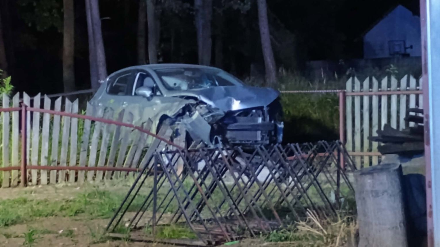 Nocny przejazd zakończył się w ogrodzeniu