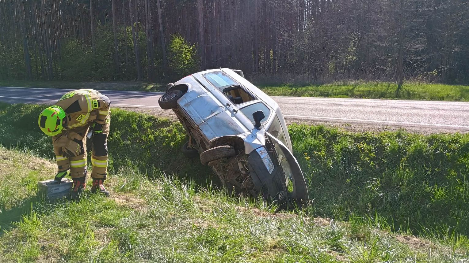 Samochód w rowie. Mogą wystąpić utrudnienia