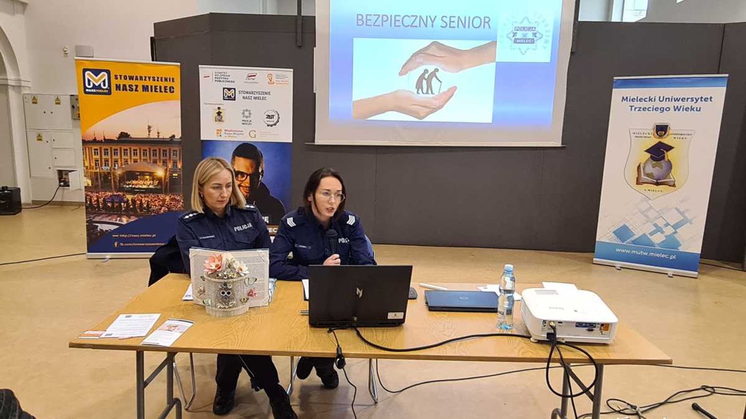 Seniorzy w sieci bezpieczni. Policyjne wsparcie na Uniwersytecie III Wieku w Mielcu