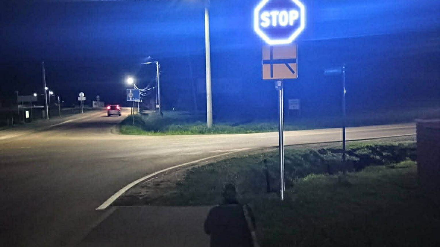 Skrzyżowanie Dulczy Wielkiej i Żarówki z aktywnymi znakami STOP