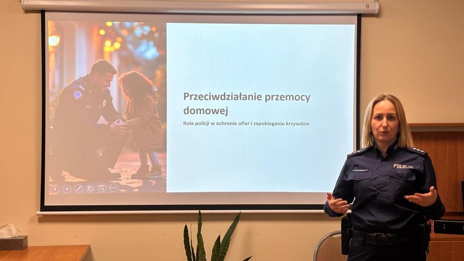 Spotkanie funkcjonariuszek z osobami doświadczającymi przemocy domowej