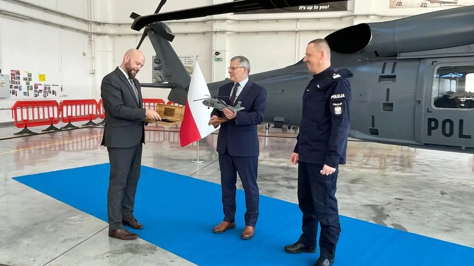 Stawiamy na nowoczesność – piąty policyjny Black Hawk odebrany. Symboliczna uroczystość w Mielcu