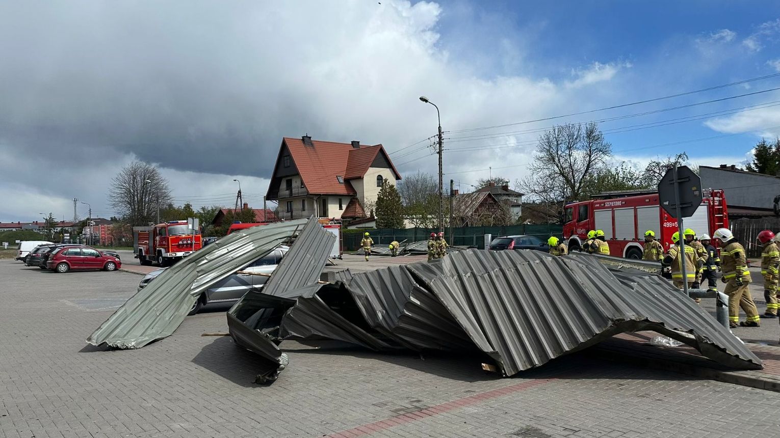 Strażacy nadal interweniują, silne podmuchy wiatru są zagrożeniem