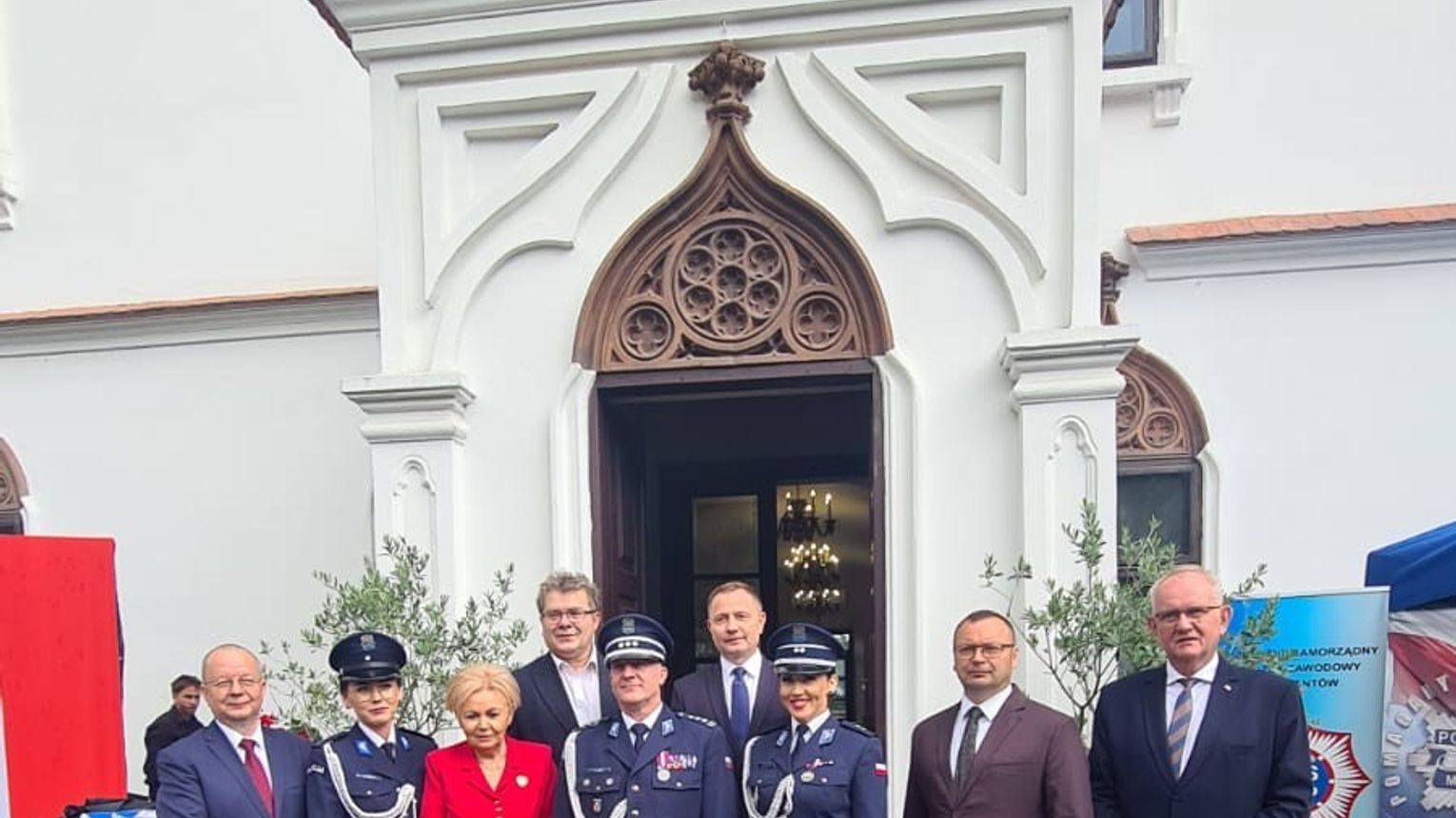 Święto Policji w Przecławiu. Teren Zamku Przecław pełen mundurów