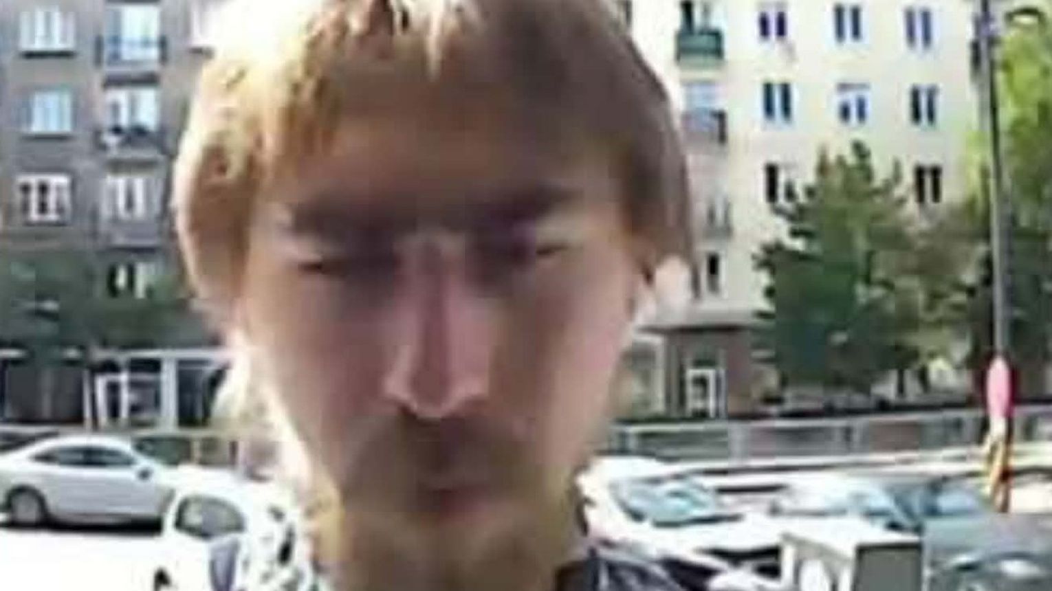 Tego nie przewidział. Internetowego oszusta złapała kamera