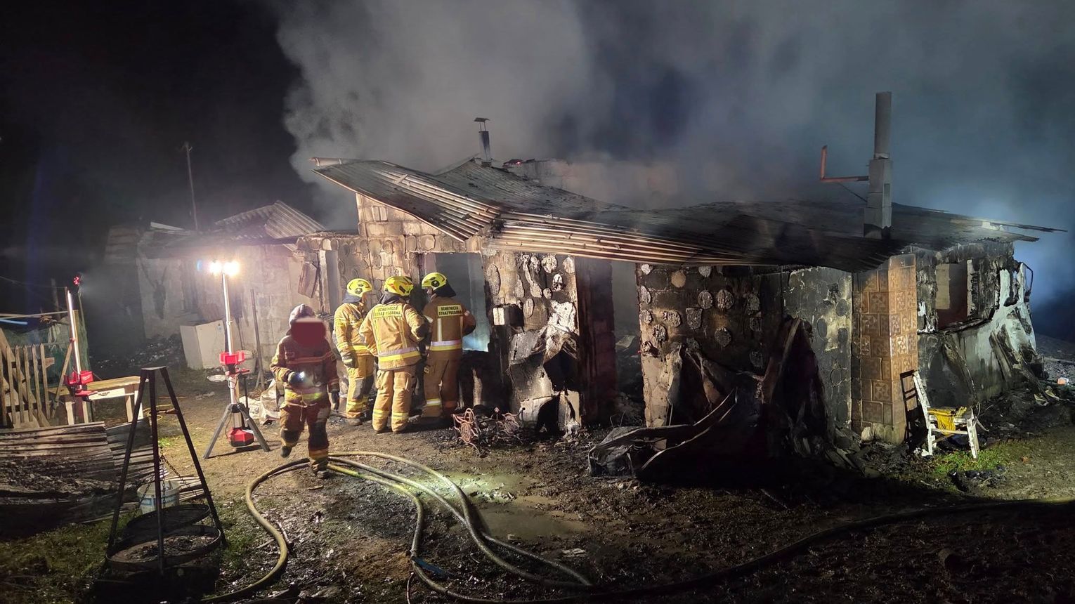 Tragiczny pożar w powiecie limanowskim. Jedna osoba nie żyje a trzy w szpitalu
