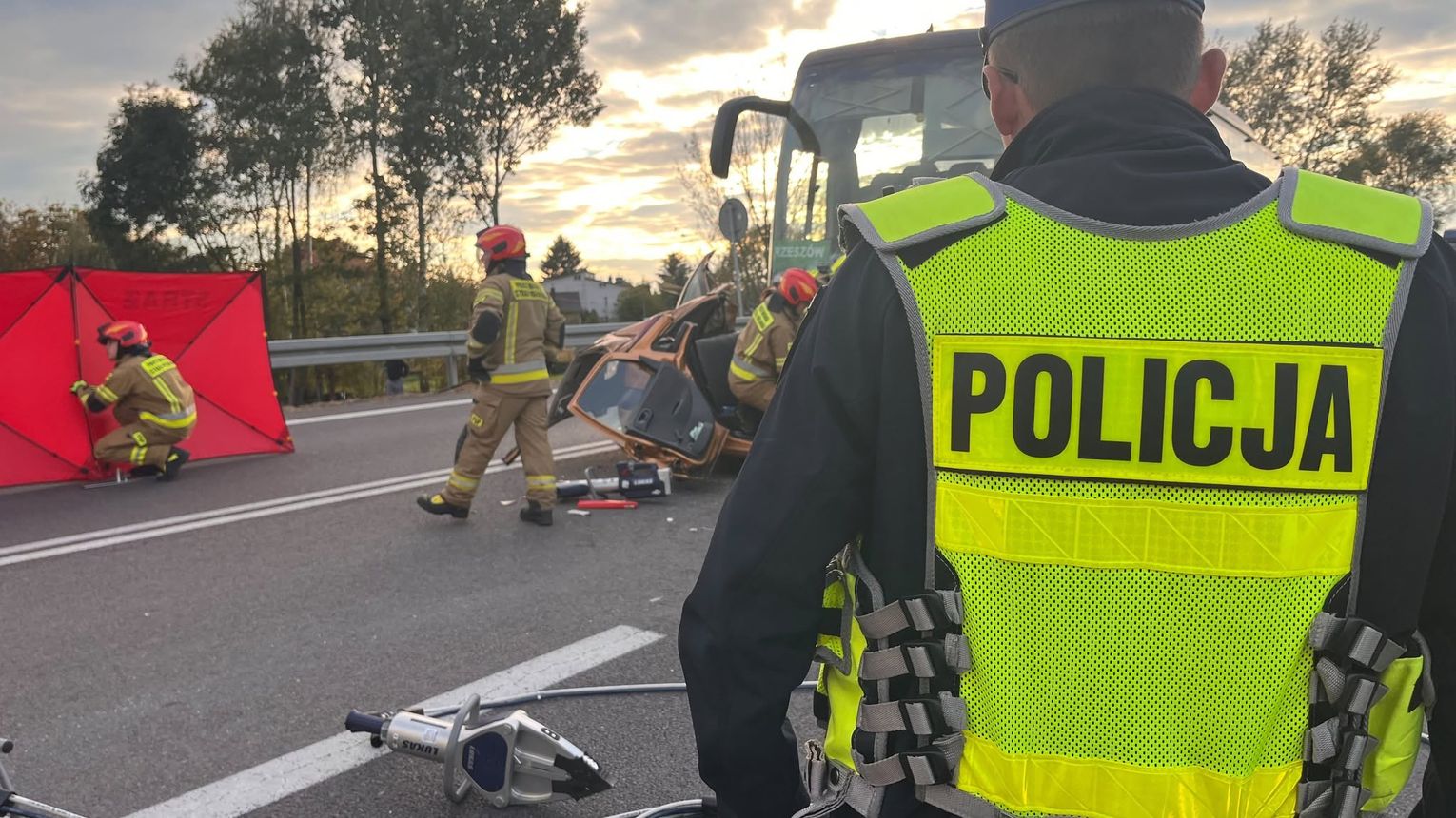 Tragiczny wypadek na DK9 w Kupnie. Opel zderzył się z autobusem, nie żyją dwie kobiety