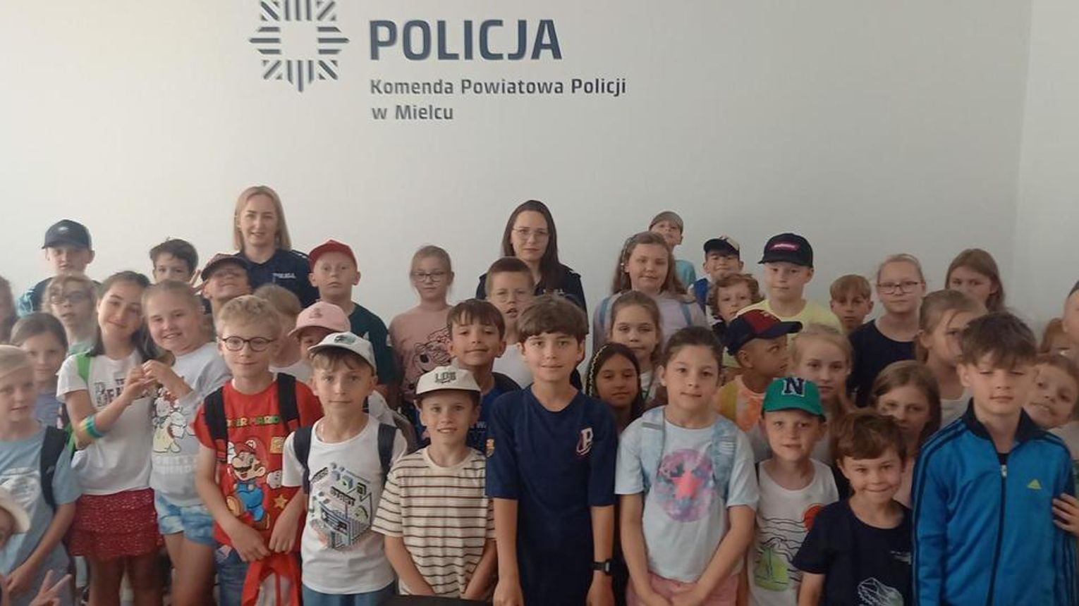 Uczniowie ze Szkoły Podstawowej nr 2 w Mielcu z wizytą w mieleckiej Policji