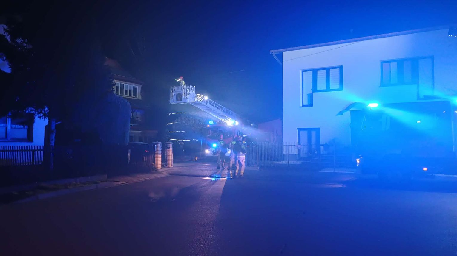 W Boże Narodzenie zapaliła się sadza w kominie, strażacy użyli drabiny mechanicznej