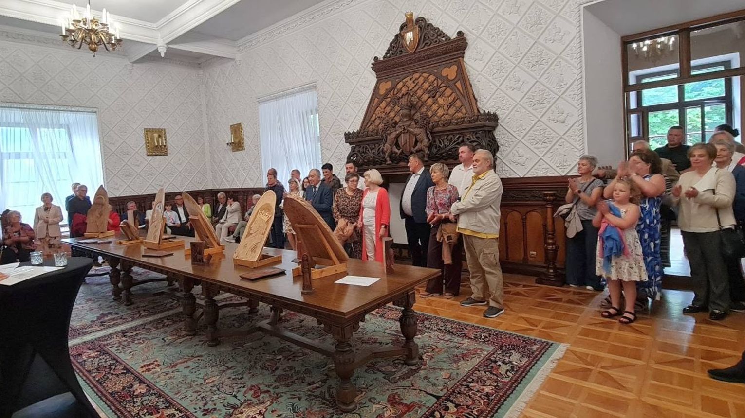 Wernisaż wystawy rzeźb Adama Kopacza wzamku w Przecławiu