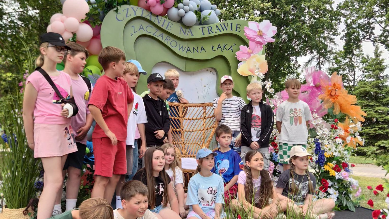 Wspólne czytanie na świeżym powietrzu w Mielcu