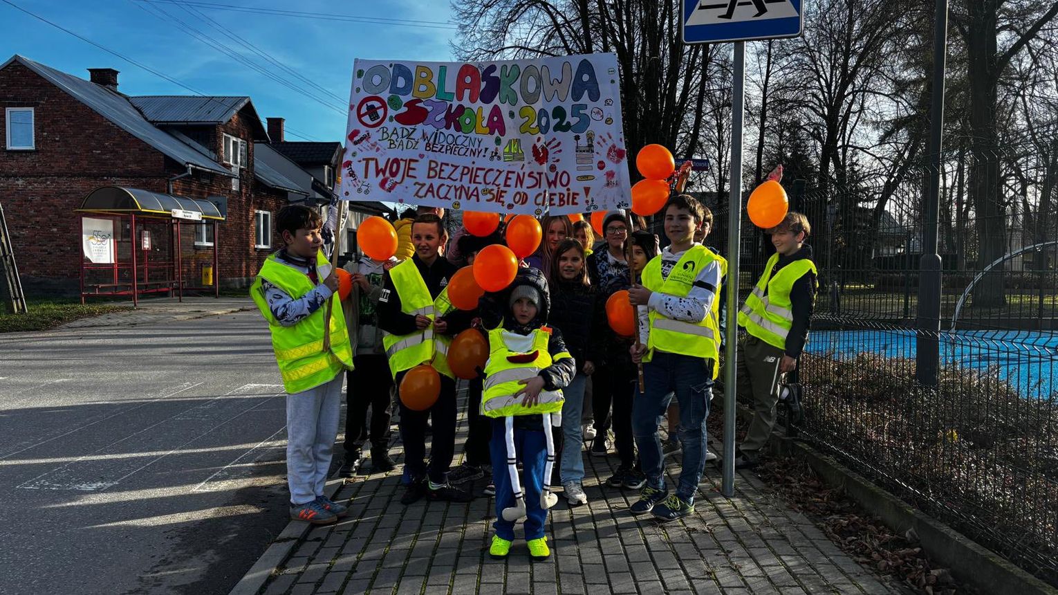 Wspólne działania uczniów SP nr 12w Mielcu na rzecz bezpieczeństwaspołeczności lokalnej.