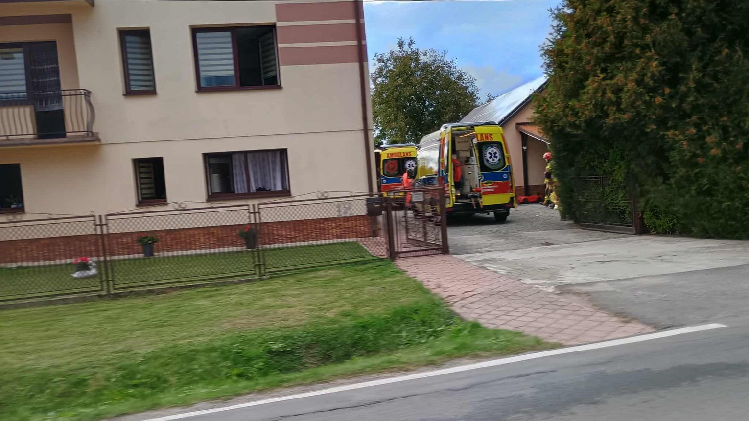 Wybuch gazu w domu jednorodzinnym. Ranne cztery osoby. Lądował śmigłowiec LPR