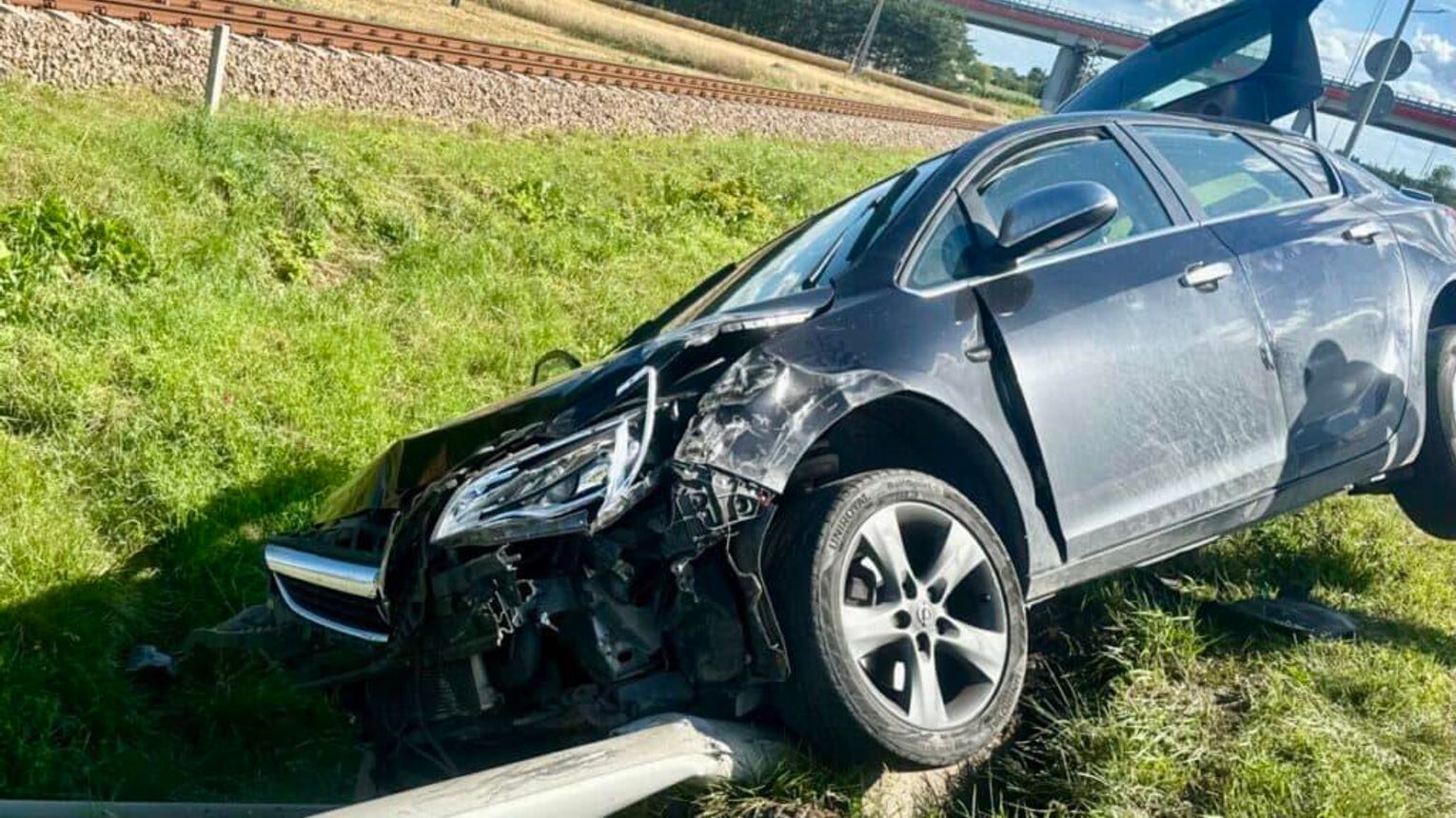 Wymuszonepierwszeństwo. Samochód osobowy w zderzeniu ze słupem i nie tylko