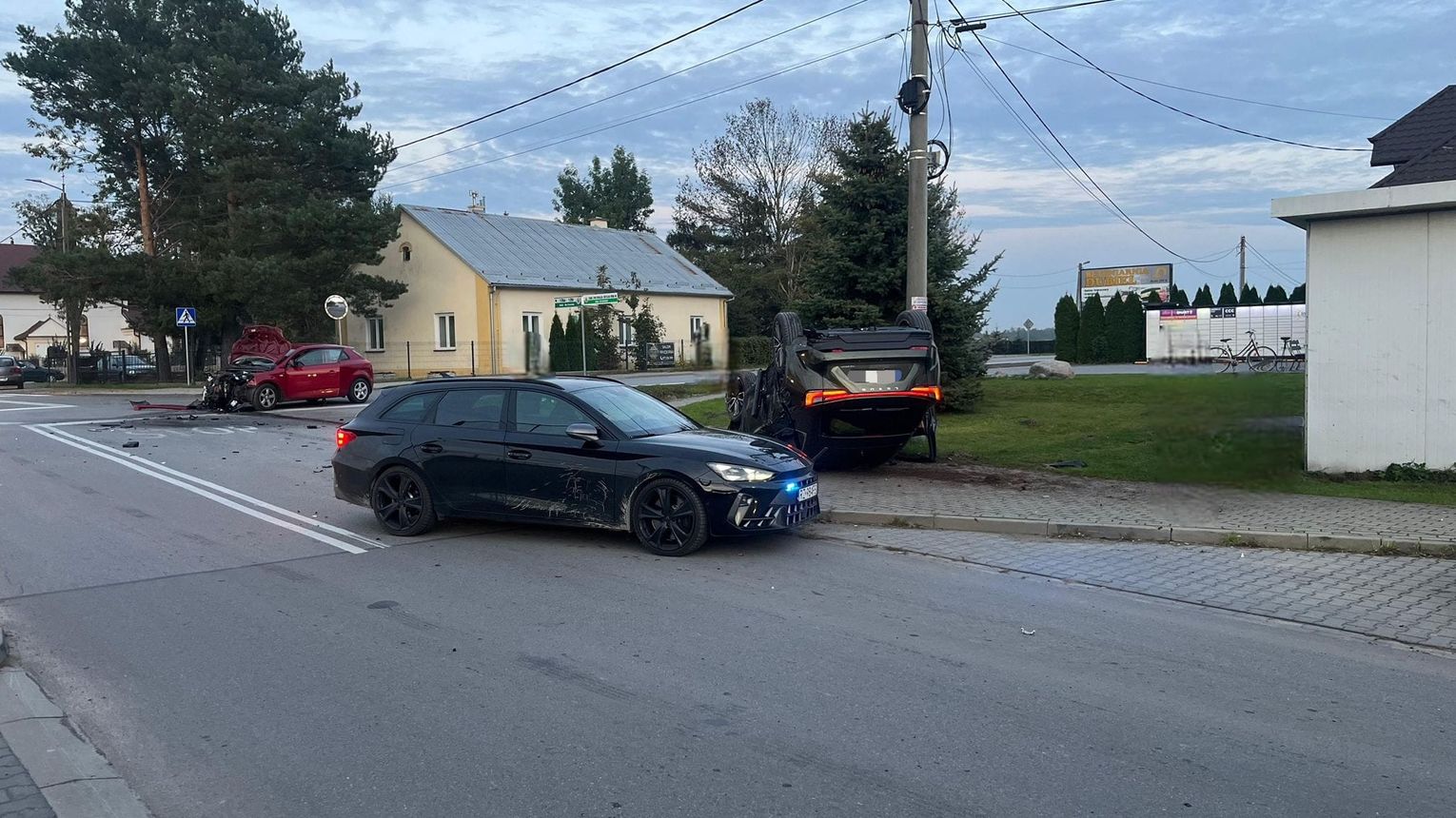 Wypadkowa środa. Dachowanie Lexusa w Rudzie