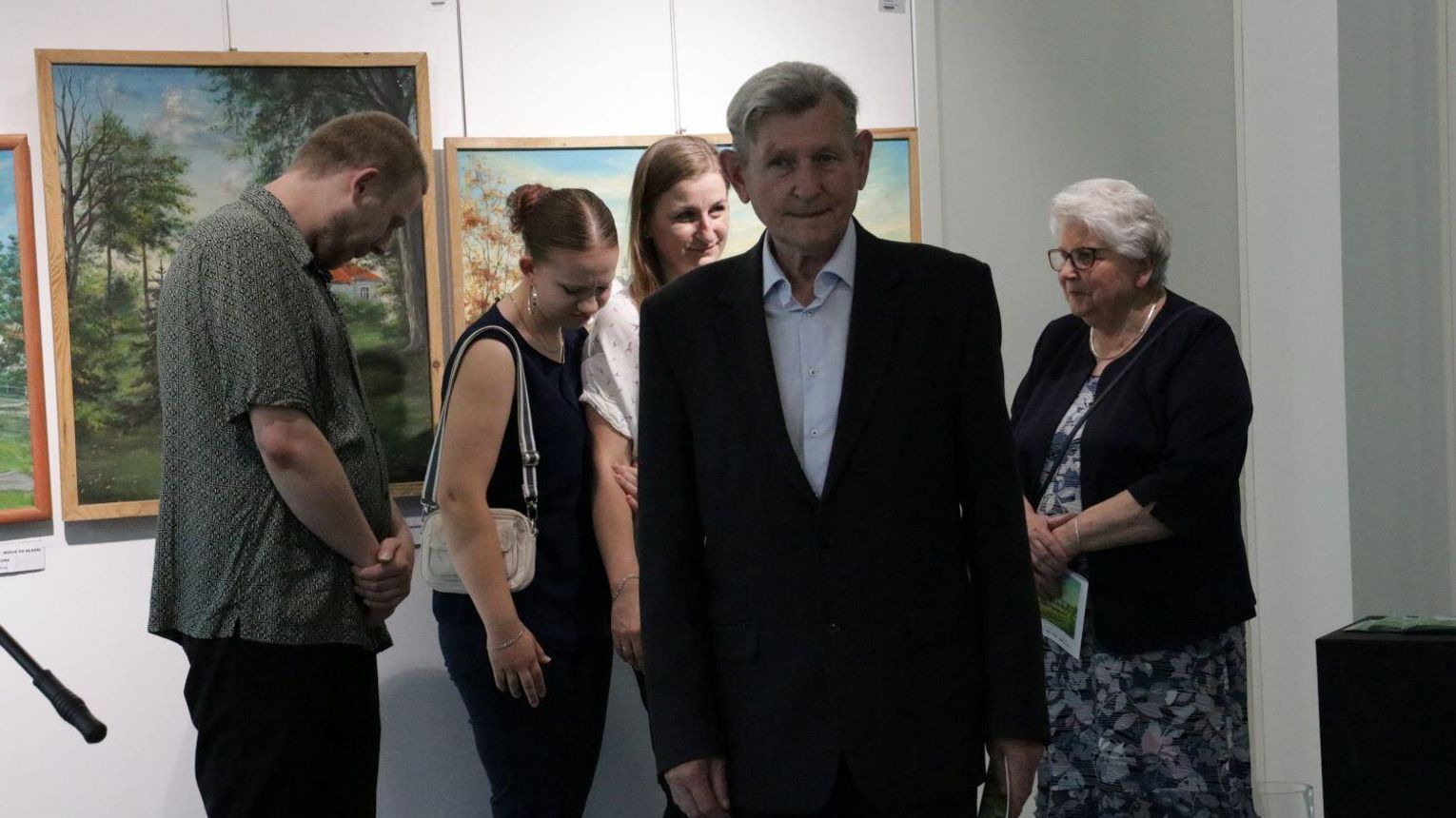 Wystawa malarstwa i korzenioplastyki Mariana Pietruszki dostępna w MBP SCK w Mielcu