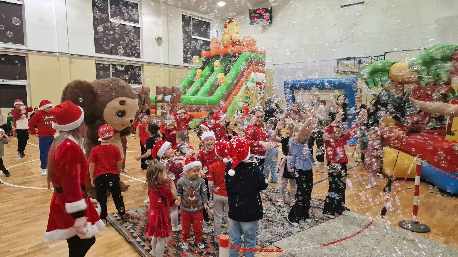 Z pierwszym śniegiem do Wadowic Dolnych zawitałMikołaj