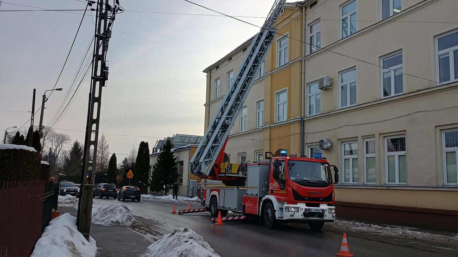 Zalegający śnieg na dachu szkoły. Wezwano strażaków