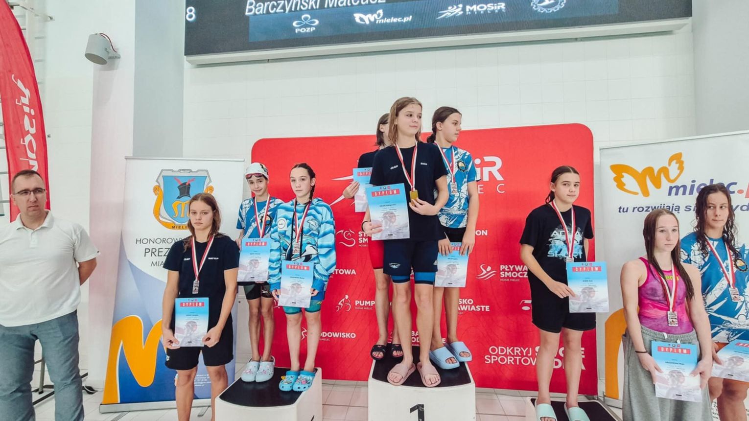 Zawody pływackie z okazji Święta Niepodległości w Mielcu.