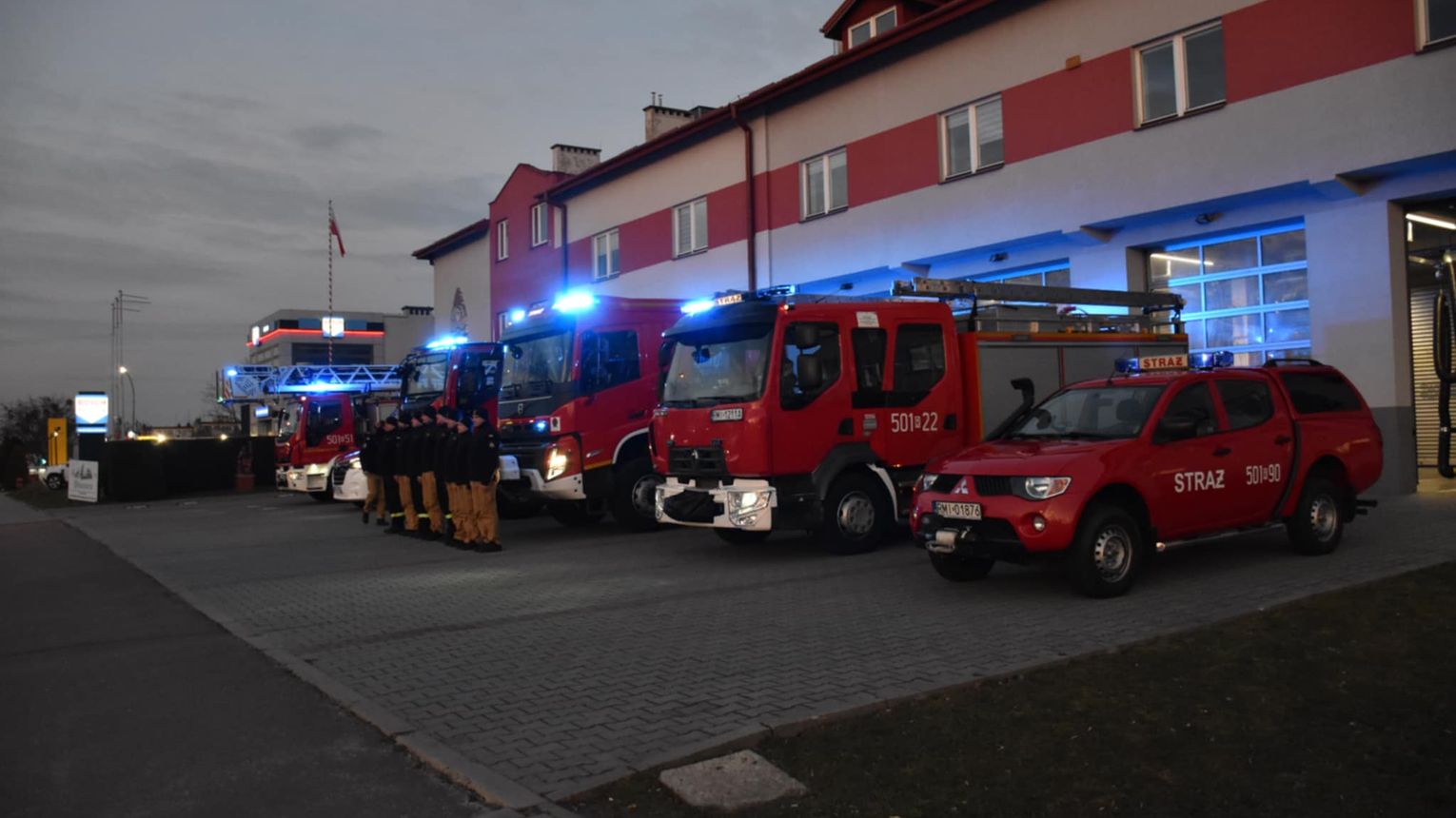 Zawyły syreny w remizach. Strażacy oddali hołd zmarłemu koledze podczas ćwiczeń w Kielcach