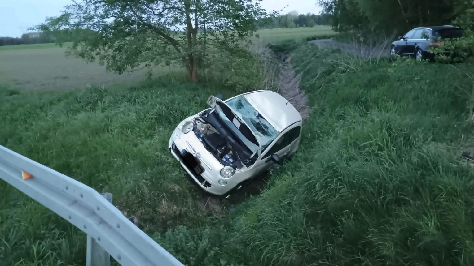 Zdarzenie drogowe w Jaślanach. Matka z dzieckiem trafiły do szpitala