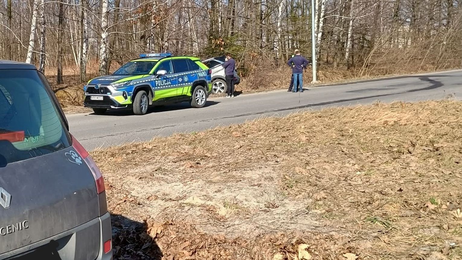 Samochód zjechał z drogi. Zdarzenie drogowe w Mielcu