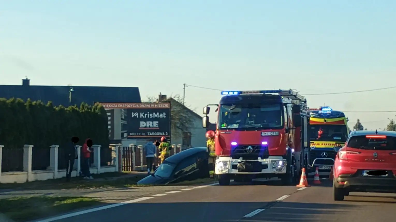 Zderzenie dwóch bmw na ul. Rzochowskiej w Mielcu. Jeden z samochodów w rowie