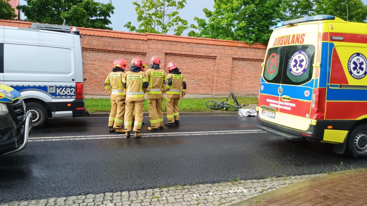 Zderzenie dwóch samochodów ipotrącenie rowerzystki na Jana Pawła II w Mielcu