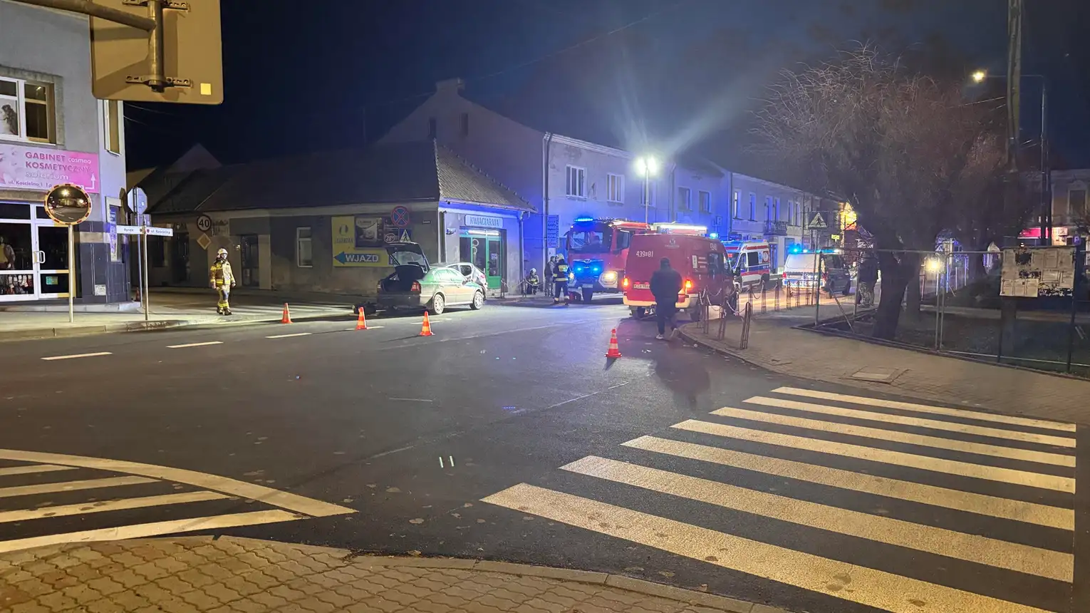 Zderzenie dwóch samochodów w centrum Dąbrowy Tarnowskiej. Jedna osoba w szpitalu