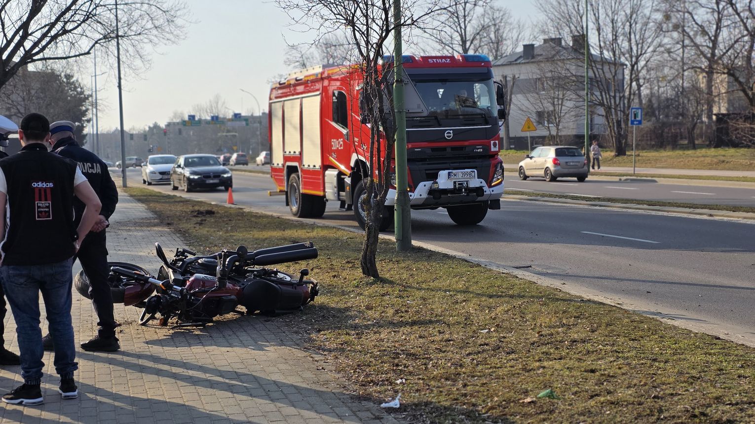 Zderzenie osobówki i motocykla na wiadukcie w Mielcu. Motocyklista w szpitalu