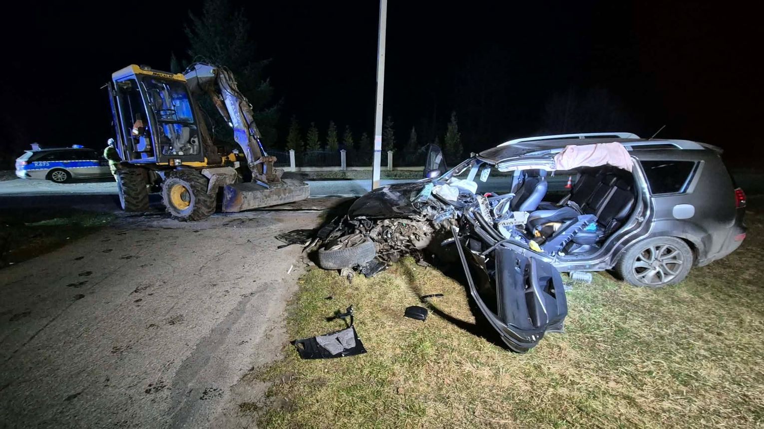 Zderzenie osobówki z koparką w powiecie mieleckim. Jedna osoba trafiła do szpitala