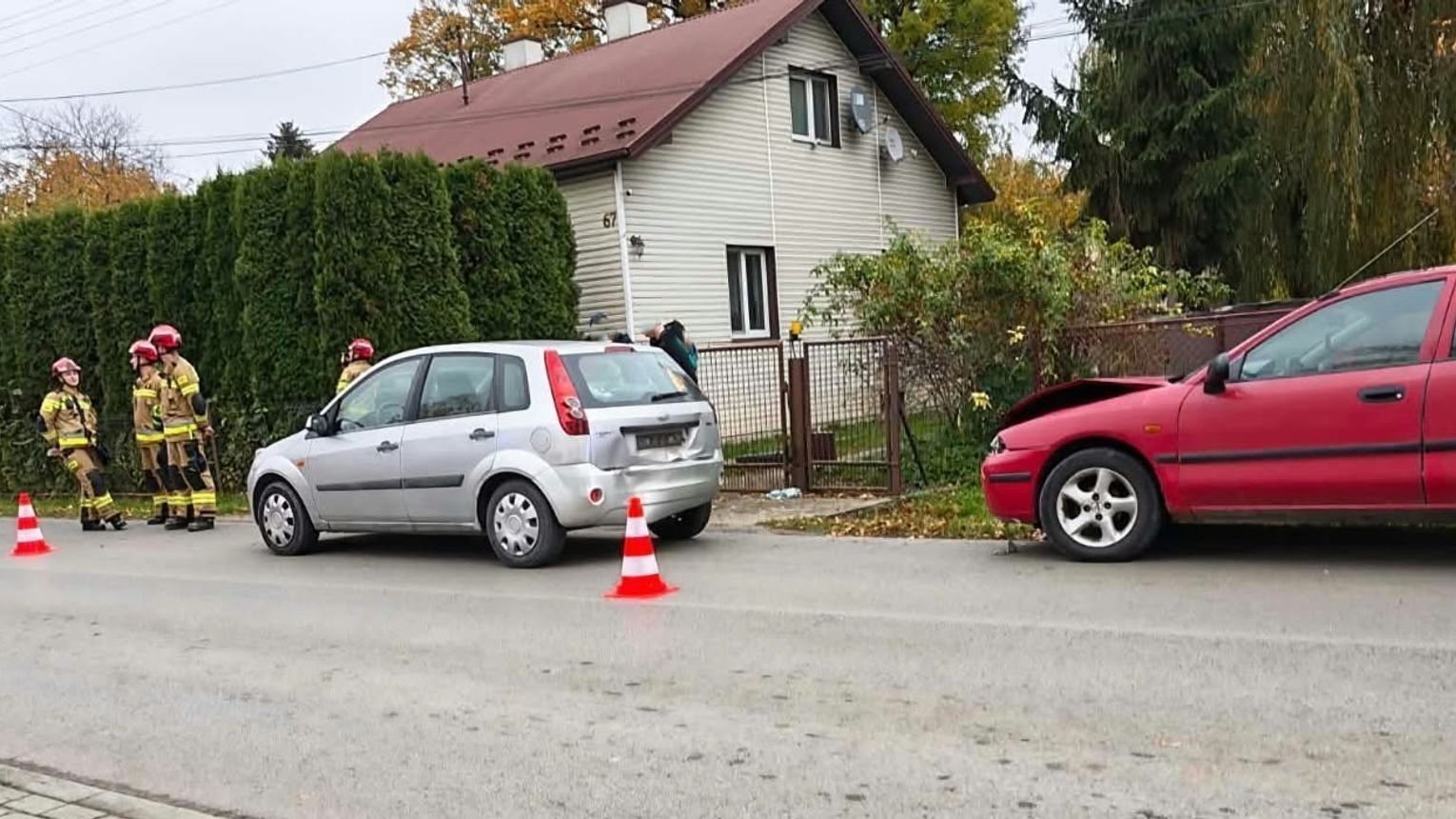 Zderzenie samochodów. Utrudnienia ruch wahadłowy w Złotnikach
