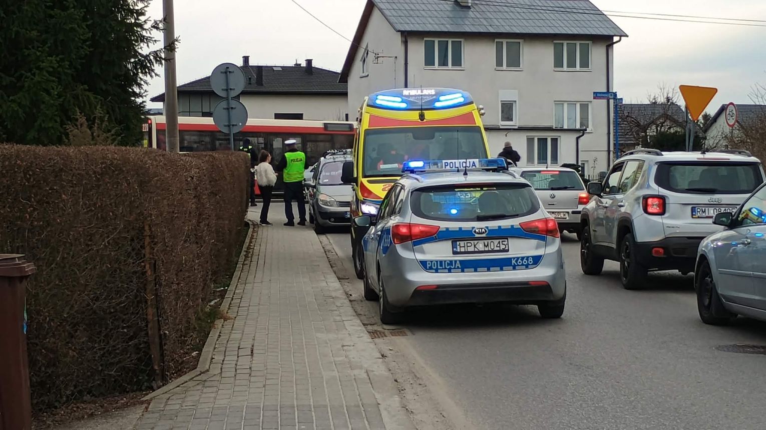 Zderzenie trzech osobówek na Wolności w Mielcu