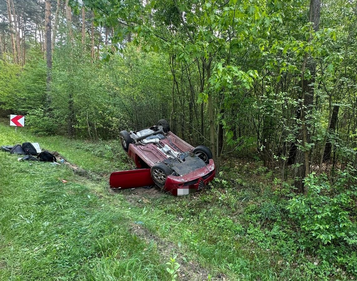 18-latek dachował alfą na ul. Wojska Polskiego w Mielcu