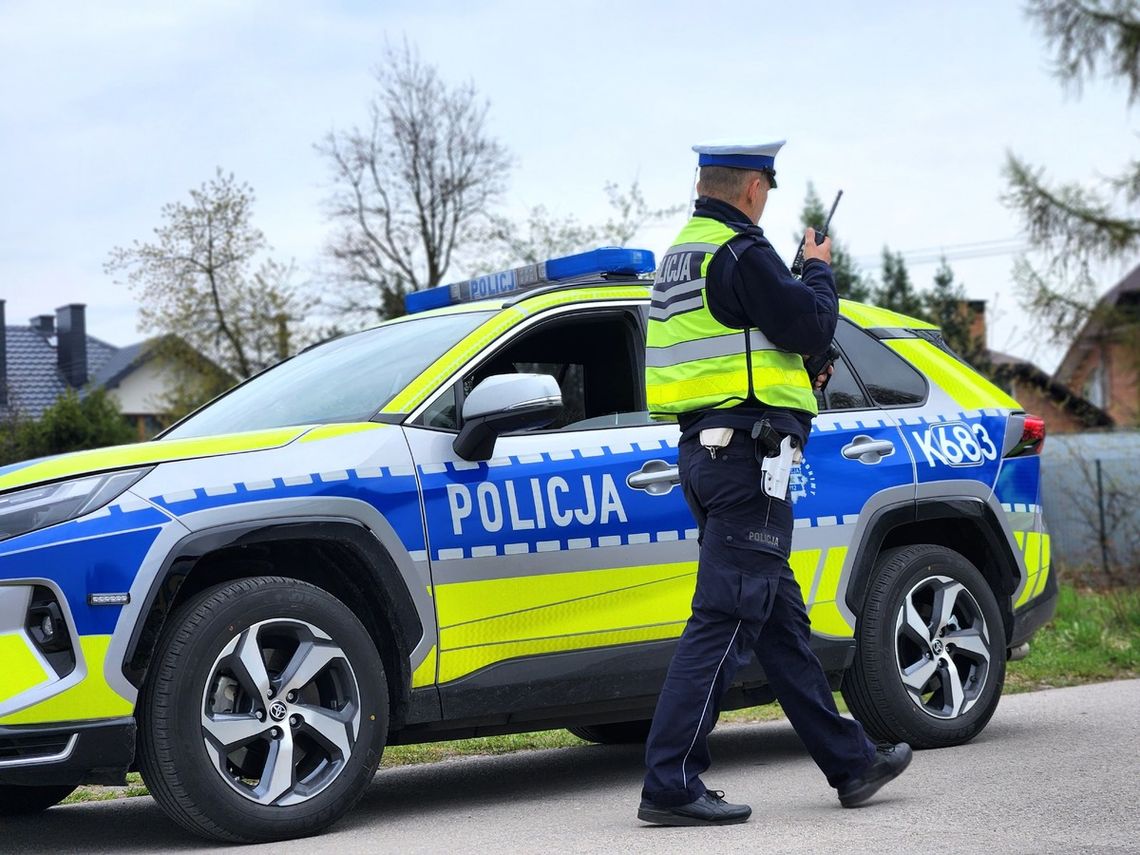 19-latek zaszalał na drodze. Celowo wprowadził samochód w poślizg 19-latek zaszalał na drodze. Celowo wprowadził samochód w poślizg