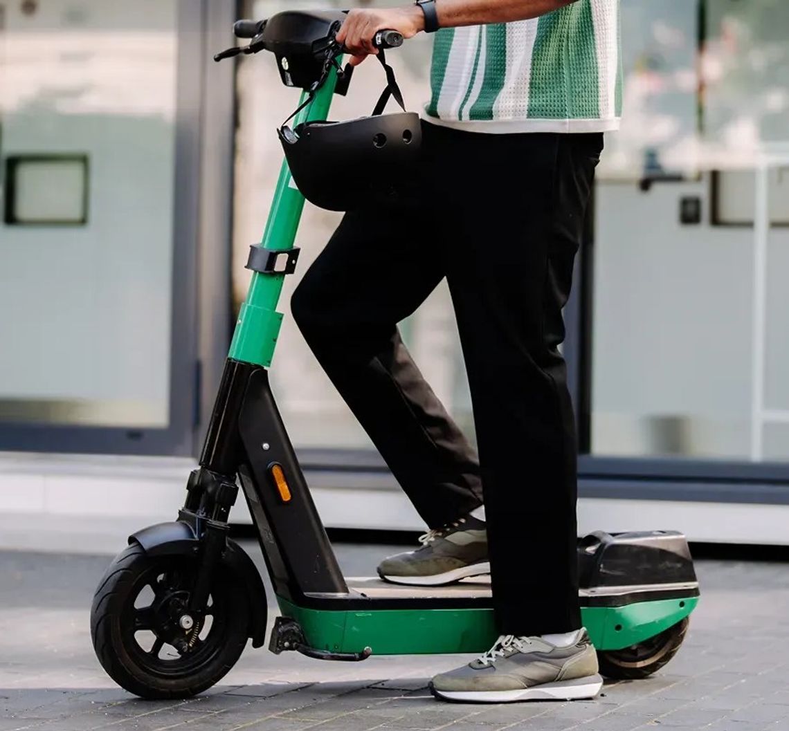 19-latek wrzucił do rzeki miejską hulajnogę elektryczną 19-latek wrzucił do rzeki miejską hulajnogę elektryczną