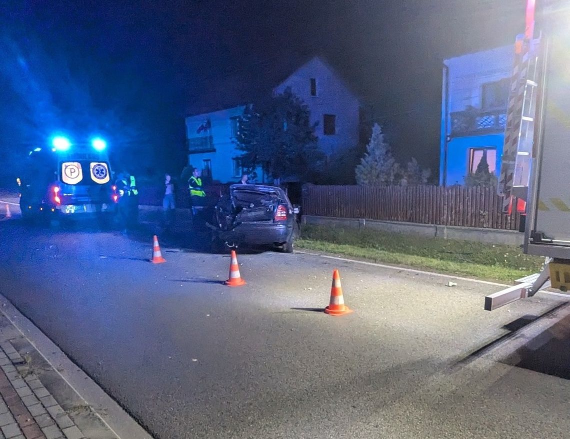 22-latek uderzył skodą w przydrożny słup
