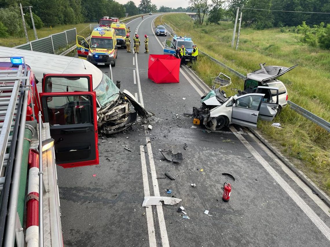 3 osoby nie żyją po wypadku busa i osobówki na obwodnicy Dąbrowy Tarnowskiej