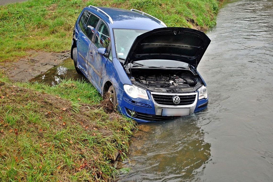 Volkswagen tiguan wjechał do kanału z wodą