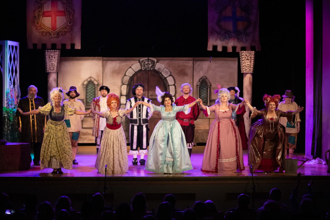 Aktorzy Teatru „Rozmaitości” na scenie w SCK Mielec. Aktorzy Teatru „Rozmaitości” na scenie w SCK Mielec.