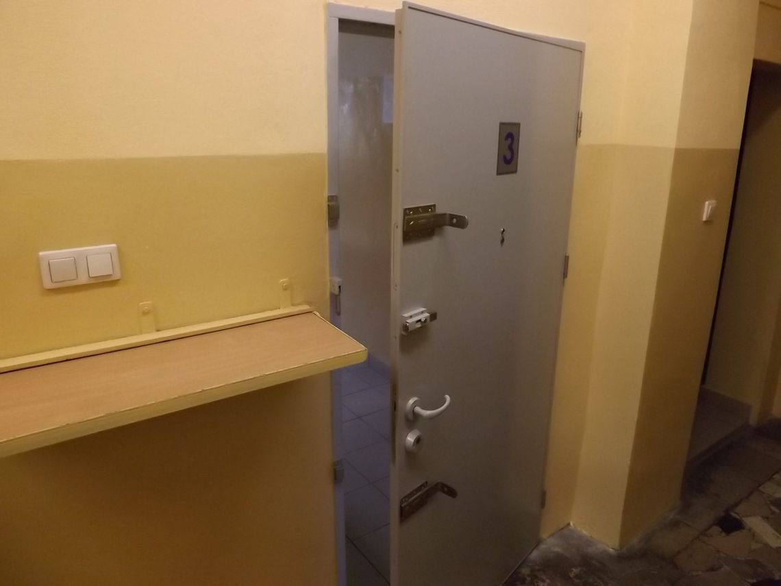 Areszt dla 39-latka za pobicie i posiadanie narkotyków. Akcja na stacji paliw w Mielcu