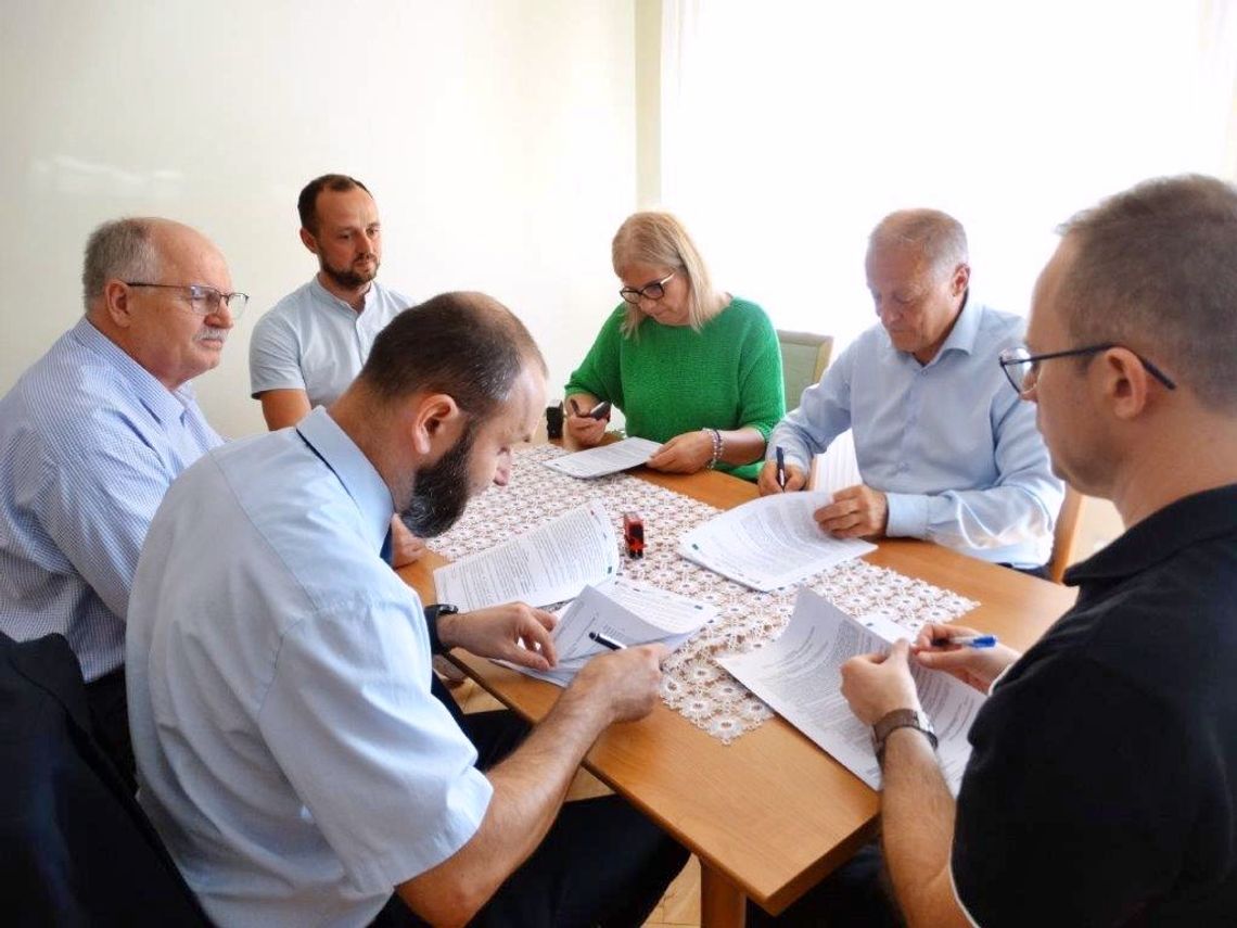 Będzie  rozbudowa Gminnego Ośrodka Kultury w Grochowem. Podpisano umowę.