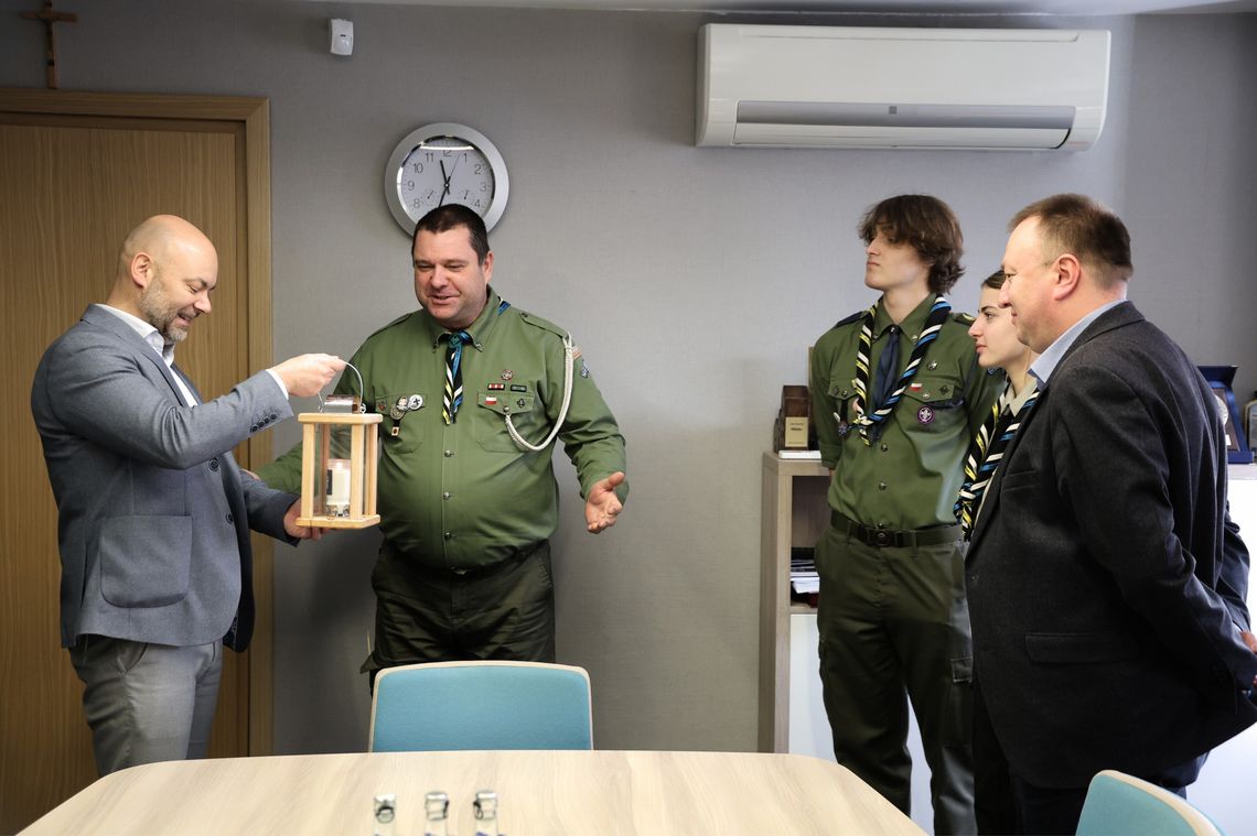 Betlejemskie Światełko Pokoju już w Urzędzie Miejskim w Mielcu Betlejemskie Światełko Pokoju już w Urzędzie Miejskim w Mielcu